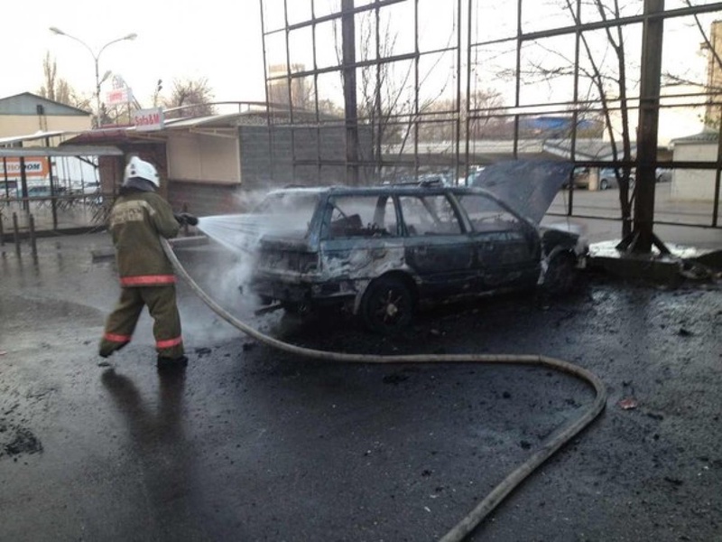 На месте происшествия работает пожарная бригада. Фото Владимира Прокопенко ©