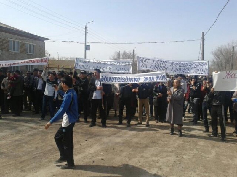 Митинг в селе Жалпактал. Фото с газеты "Уральская неделя"