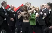 Femen разделись перед Путиным и Меркель на ярмарке в Ганновере