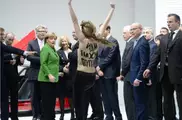 Акция Femen на ярмарке в Ганновере понравилась Путину