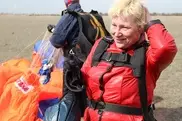 57-летняя жительница Павлодара прыгнула с парашютом в поддержку пенсионной реформы