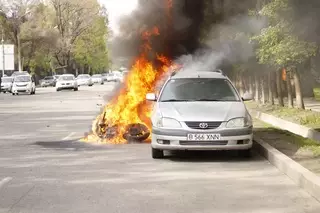 Горящий мотоцикл снес припаркованное авто в Алматы