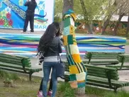 Павлодар разукрасили шерстяным граффити