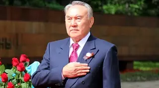 Назарбаев поздравил Атамбаева с Днем Победы