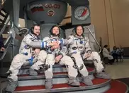 Приземлившиеся в Казахстане космонавты и астронавт чувствуют себя нормально