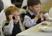 СЭС РК: Детям до 8 лет может быть опасно разговаривать по мобильнику