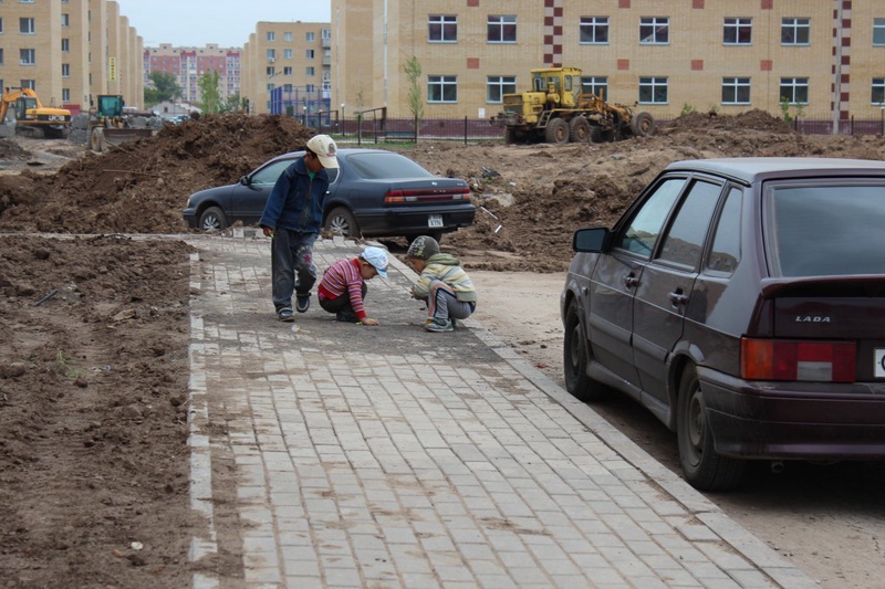 В этом году запланировано строительство 12 детских площадок, из них уже пять построены.