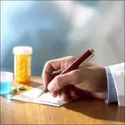 АЗК предлагает запретить медикам заключать с фармкомпаниями соглашения о назначении лекарств