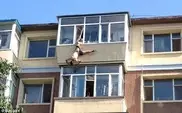 Жена поймала за трусы выпрыгнувшего с шестого этажа мужа