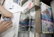 Объем вкладов казахстанцев за год вырос почти на 21 процент