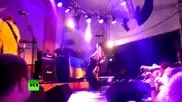 Басист Bloodhound Gang помочился на флаг Украины