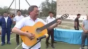 Аким Атырауской области сыграл на гитаре