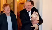 Медведев подарил экс-главе Финляндии невоспитанную кошку