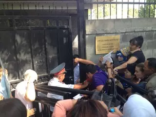 На бардак возле консульства Китая жалуются алматинцы