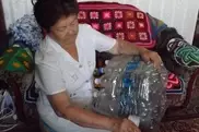 Мебель из пустых бутылок мастерит жительница Семея