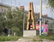 Памятник прищепке установлен в центре Усть-Каменогорска