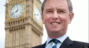 Британский политик подал в отставку на фоне секс-скандала