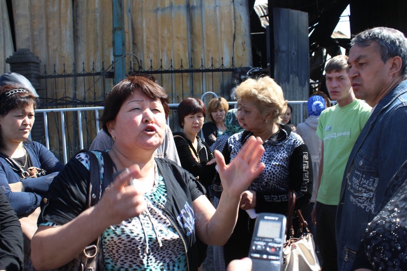 Торговцы сгоревших рынков на барахолке Алматы просят свое руководство и власти города восстановить рабочие места. Фото ©Роза Есенкулова