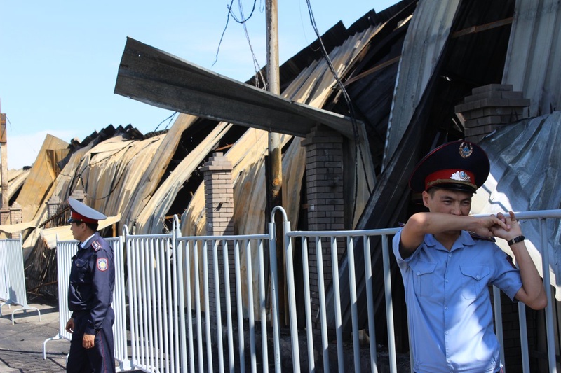 Оцепление у сгоревшего рынка. Фото ©Роза Есенкулова