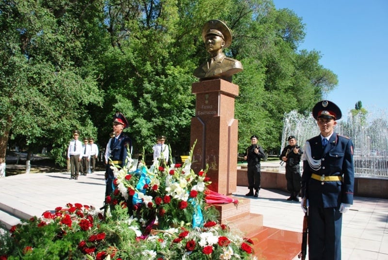 Бюст Газиза Байтасова. Фото ©Пресс-служба ДВД Карагандинской области 