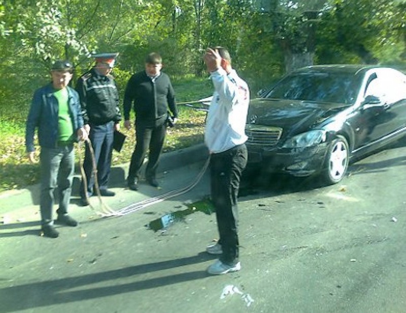 Сотрудник акимата Усть-Каменогорска попал в ДТП в районе остановки "Ровесник". Фото c сайта yk.kz/пользователь РёмкА