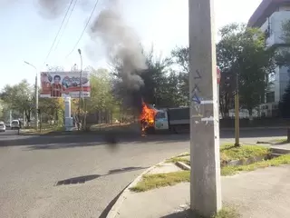 Полицейский автомобиль сгорел в Алматы