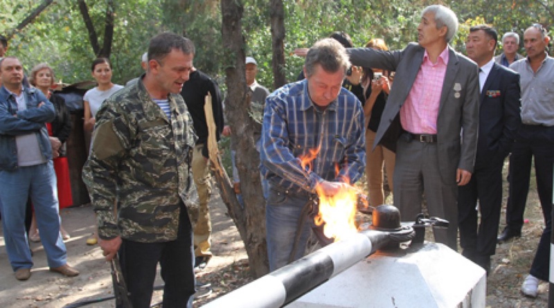 Ветераны афганцы снимают замок с американского КПП в Алматы. Фото ©Алишер Ахметов