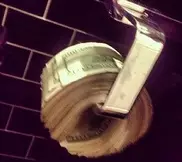 Баскетболист использует 100-долларовые купюры вместо туалетной бумаги