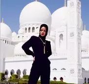 Рианну выгнали из мечети в ОАЭ после сомнительной фотосессии