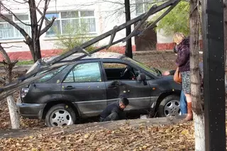 Lexus влетел на территорию школы Астаны