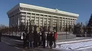 Сторонники арестованного в Кыргызстане депутата устроили митинг и перекрыли дорогу