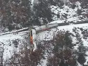 Гигантский валун снес пассажирский поезд в Альпах