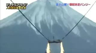 Спящего японца катапультировали в небо вместе с кроватью