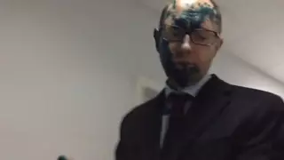 Украинского оппозиционера Арсения Яценюка облили зеленкой