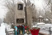 Цветы к могиле Шакена Айманова возложили в Алматы