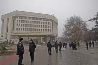 Переговоры с захватчиками правительственных зданий в Крыму не удались
