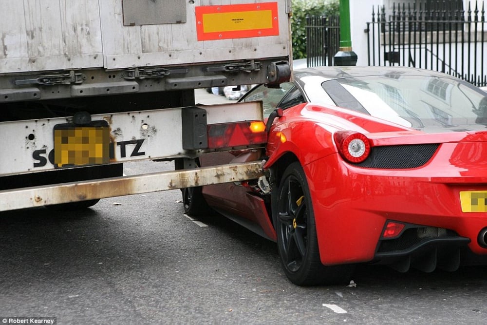 Грузовик пропорол оставленный в центре Лондона Ferrari: 2014-03-12 11:10:00 - прочитайте