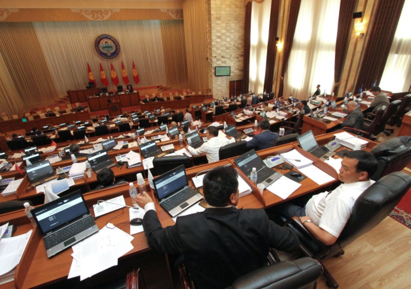 Депутаты парламента Кыргызстана во время голосования. ©РИА Новости