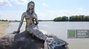 Статую русалки в Павлодаре вандалы сбросили в реку
