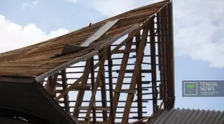 Шквальный ветер сорвал крышу детского сада в Павлодаре