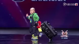 Трехлетний мальчик покорил Интернет своим танцем