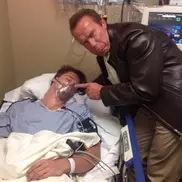 Шварценеггер сделал селфи на фоне лежащего без сознания сына