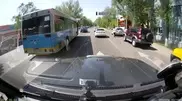 Водители автобусов в Алматы устроили гонки на встречной полосе