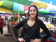 Американка продает на алматинской барахолке обувь ради написания диссертации