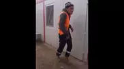Танцующий рабочий из Астаны приобрел мировую известность