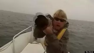 Синий кит перевернул лодку с фотографом