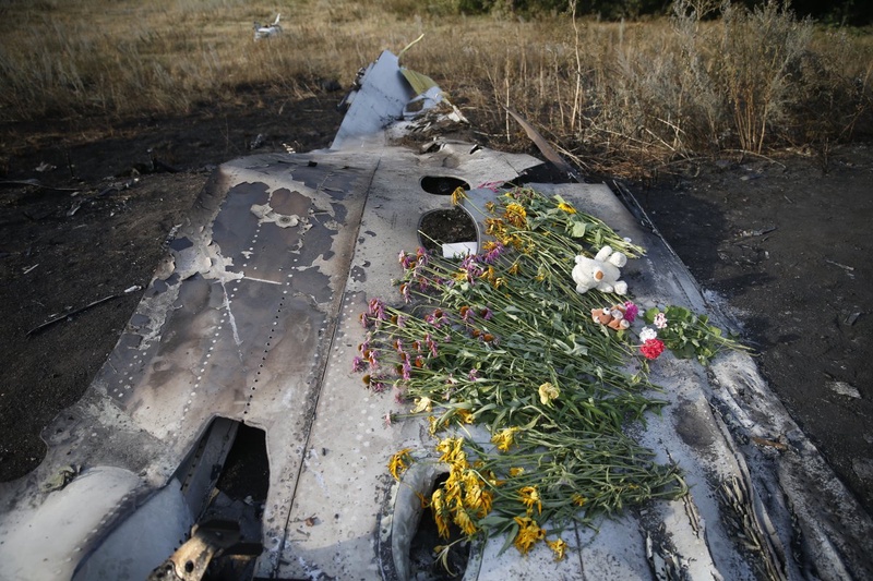 На месте катастрофы самолета Boeing 777 Malaysia Airlines. ©REUTERS