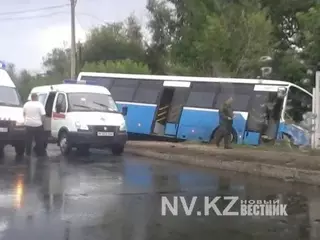 Пассажирский автобус опрокинулся в Караганде
