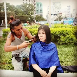 Парикмахер сделает тысячу стрижек в кругосветном путешествии