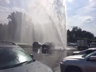 В Алматы из-под асфальта бьет 20-метровый фонтан